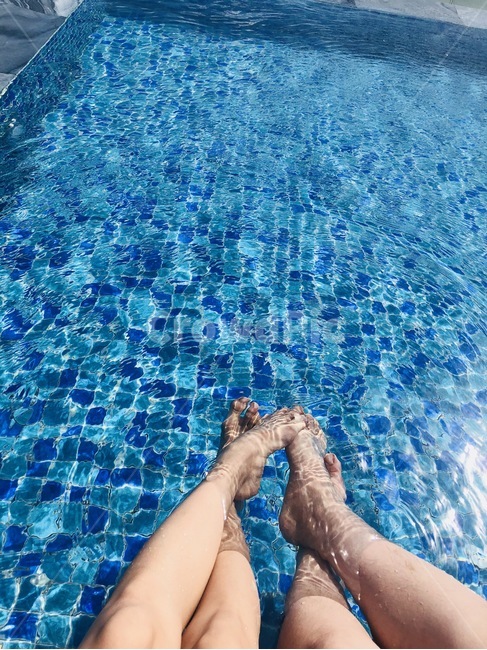 발,다리,수영장,파란색,쉬원함,여름,계절,물,몰놀이,여름,계절,summer,season,사람,인물,인간,human,person,신체일부,몸,body,water,nature,자연,outdoors,옥외