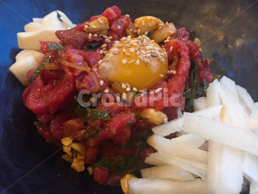육회,양념,seasoning,food,음식,한식,노른자,배,자른배,육회무침,회,소고기,beef