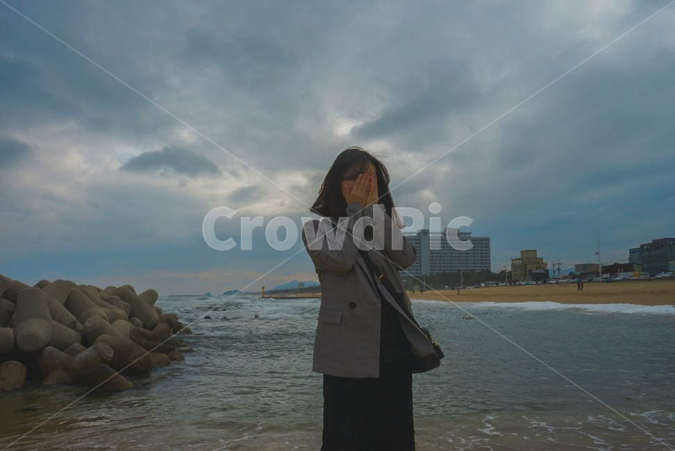 바다,여자,girl,부끄러움,sea,가을,계절,fall,autumn,season,사람,인물,인간,human,person,여성,여자,woman,female,lady,여행,휴가,traveling,vacation,trip,coat,코트,shoreline,해안선,water,물,sleeve,소매,ocean,대양,outdoors,옥외,nature,자연