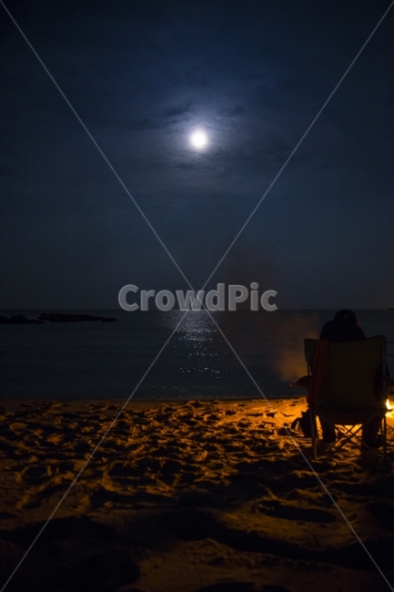 달,바다,해변,슈퍼문,모닥불,밤바다,자연,풍경,nature,landscape,해변,바다,beach,sea,야경,밤,nightscape,night,사람,인물,인간,human,person,여행,휴가,traveling,vacation,trip,고독함,외로움,쓸쓸함,우울함,슬픔,lonely,solitary,outdoors,옥외