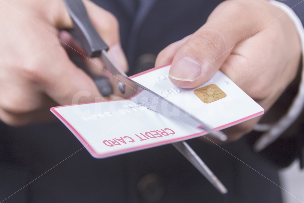 male hand,cut,recognition,remove,banking,loss,bank,defect,bankbook,payment,savings,man,credit,Damage,destruction,hand,chip,corporation,account transfer,creditcard,scissors,square,plastic,check card,transfer,money,stop,cutting,rectangle,expiration,credit c