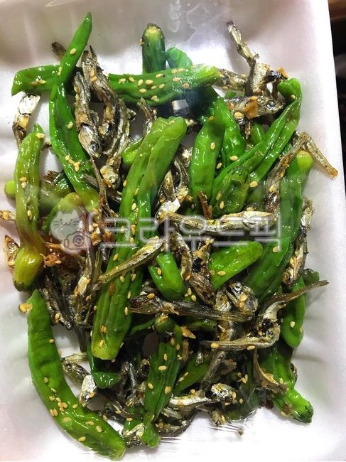 Chili pepper,rice side dish,side dish,rice thief,side dish shop,disposable plate,stirfried dishes,Korean food,ingredients,Spicy kkwi pepper,cooking,spicy food,Korean cuisine,Korean,packaging,spicy,delicious,food,meal,Stirfried anchovies,anchovy,stirfry,St