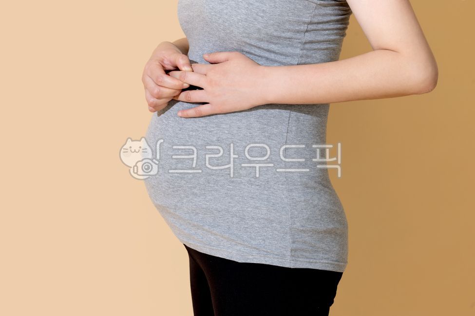 손가락,마디,관절염,임산부,산모,통증,고통,류마티즘,만지는,뼈,상반신,신체,증상,누끼,손,의학,헬스케어,여성,여자,환자,문지르는,베이지색,백그라운드,후유증