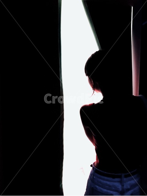 여자뒷모습,소녀,여자,사람,실루엣,어둠,빛,어둠과빛,그림자,비밀스러운,문,커튼,silhouette,사람,인물,인간,human,person,여성,여자,woman,female,lady