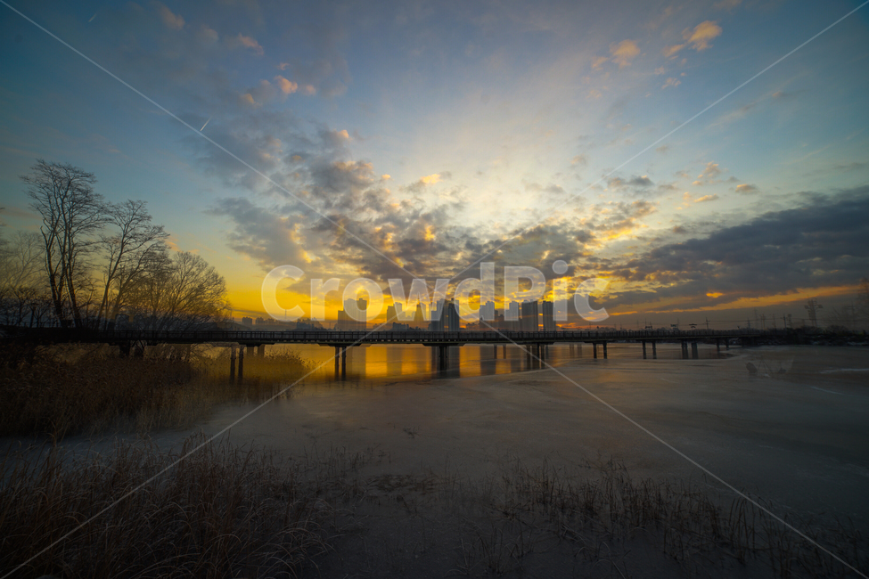 호수,감성,다리,철길,여명,새벽,풍경,구름,하늘,nature,자연,outdoors,옥외,dusk,황혼,dawn,sky,red sky,붉은 하늘,sunset,일몰,water,물