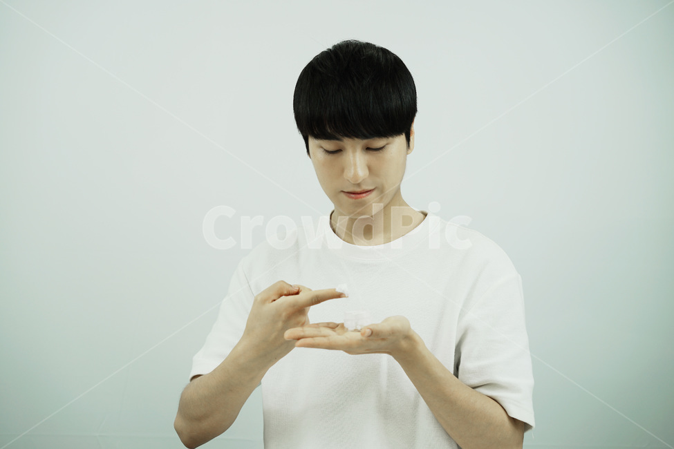 남자,뷰티,스킨케어,피부관리,화장품,로션,beauty,skincare,cosmetic,남성,lotion,그루밍족,사람,인물,인간,human,person,남성,남자,man,male,뷰티,미용,beauty treatment