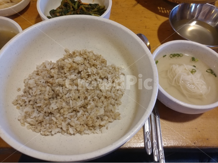음식,보리밥,푸드,밥,소면,비빔밥,한정식,반찬,메뉴,점심,외식,식당,보쌈,고기요리,정식,야채,한국전통음식,전통음식,음식,식재료,요리,food,cook,meal,dishes,food reserves,한식,한국음식,한국요리,korean food,korean dishes,korean meal,korean cook
