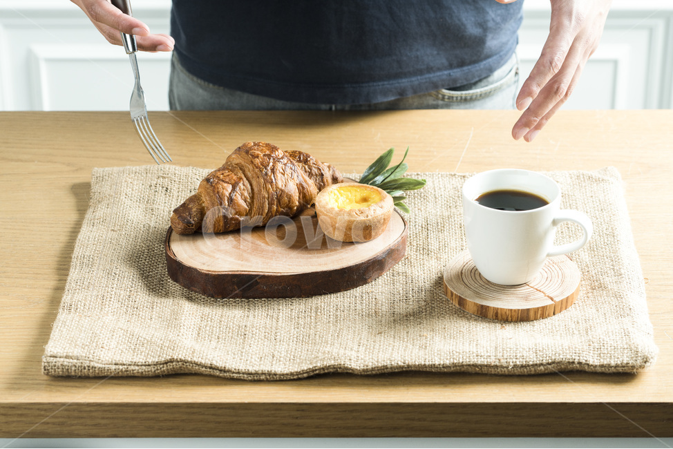 식사,음식,빵,브레드,주방,쿠킹,meal,bread,아침,런치,베이커리,부엌,식탁,food,밀가루음식,테이블웨어,나무,원목,wood,손,남자,hand,커피,coffee,morning,건강,웰빙,사람,인물,인간,human,person,신체일부,몸,body,음식,식재료,요리,food,cook,meal,dishes,food reserves,빵,bread,연출,컨셉,콘셉,direction,concept