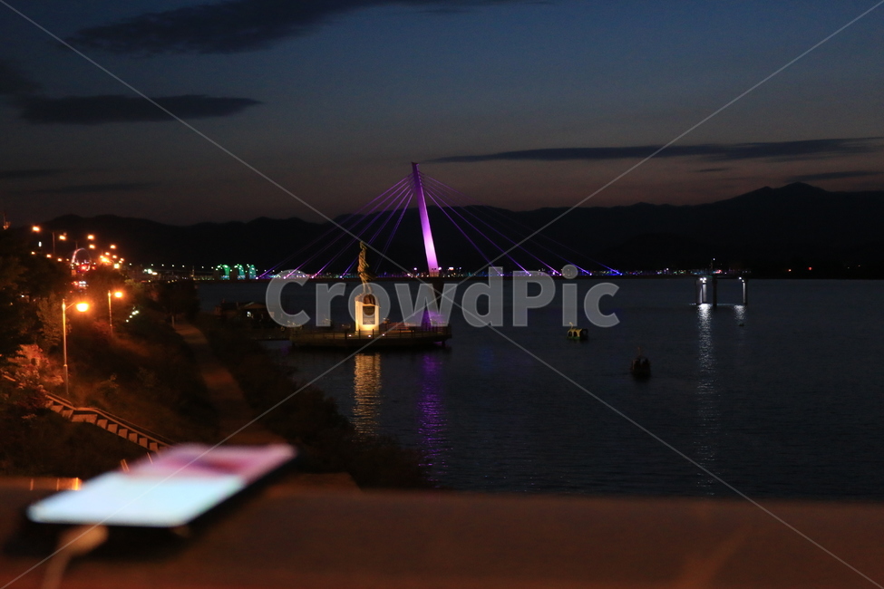 야경,산책,다리,가로등,강,핸드폰,하늘,형형색색,nightview,trail,bridge,sky,streetlamp,river,sellphone,variously,자연,풍경,nature,landscape,한국자연풍경,한국자연경관,korea nature landscape,야경,밤,nightscape,night