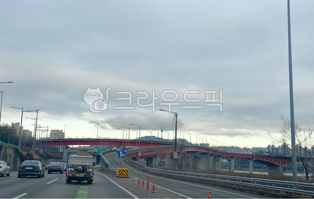 sky,freeway,expressway,Seongsu Bridge,Olympic Expressway,automobile,cloud,road,bridge,highway,interchange,traffic