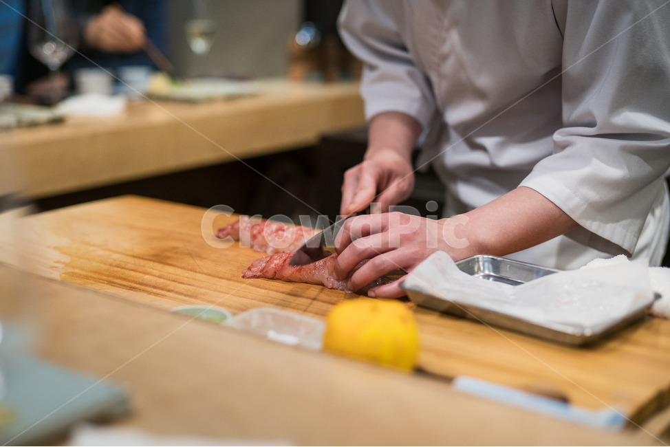 스시,초밥,일식,신선,회,해산물,일본음식,요식업,요리사,주방,날것,sushi,일식당,어류,칼질,사람,인물,인간,human,person,신체일부,몸,body,음식,식재료,요리,food,cook,meal,dishes,food reserves,일식,일본음식,일본요리,Japanese food,Japanese dishes,Japanese meal,Japanese cook