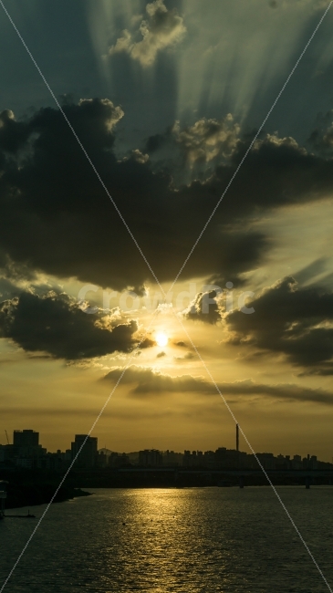 건물,한강,노을,배경,이미지,핸드폰배경,세로사진,건축,서울,도심,도시,도시,풍경,city,landscape,실루엣,그림자,silhouette,shadow,flare,플레어,light,빛,sunlight,햇빛,weather,날씨,nature,자연
