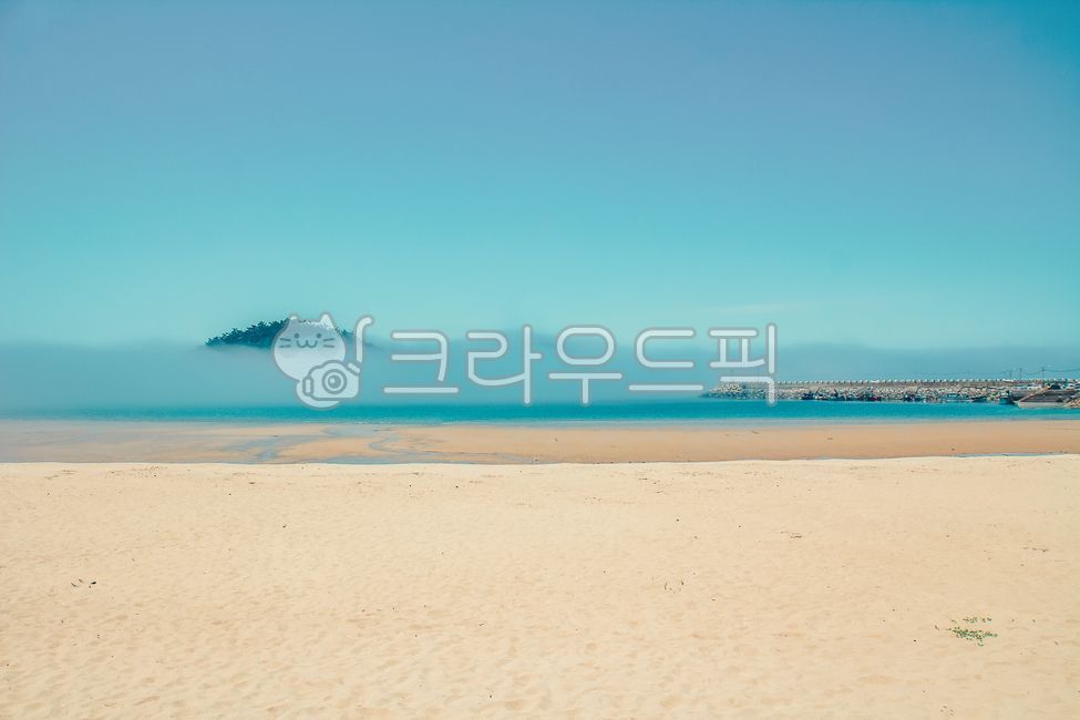 바다,푸른바다,방파제,안개,안개바다,모래사장,해수욕장
