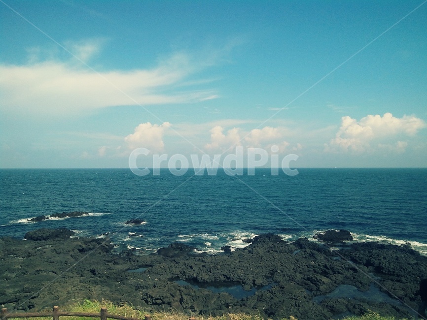 해변,여행,제주도,바다,제주,섬,제주시,돌,바위,하늘,자연,하늘색,파랑,파란색,파도,물결,물,감성,색채,색감,색상,힐링,여유,자연,풍경,nature,landscape,제주도,jeju,jeju island,promontory,곶,building,건물,architecture,건축물,tower,탑,outdoors,옥외,land,땅