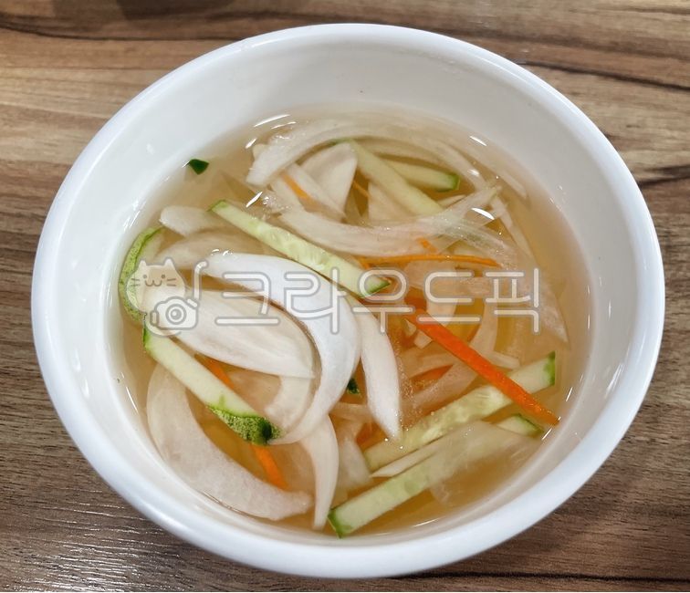 오이냉국,냉국,국물,오이,양파,당근,채소,야채,시원한,별미,음식,요리,식사,식재료,먹방,식물,사발,bowl,plant,dish,food,meal,cook