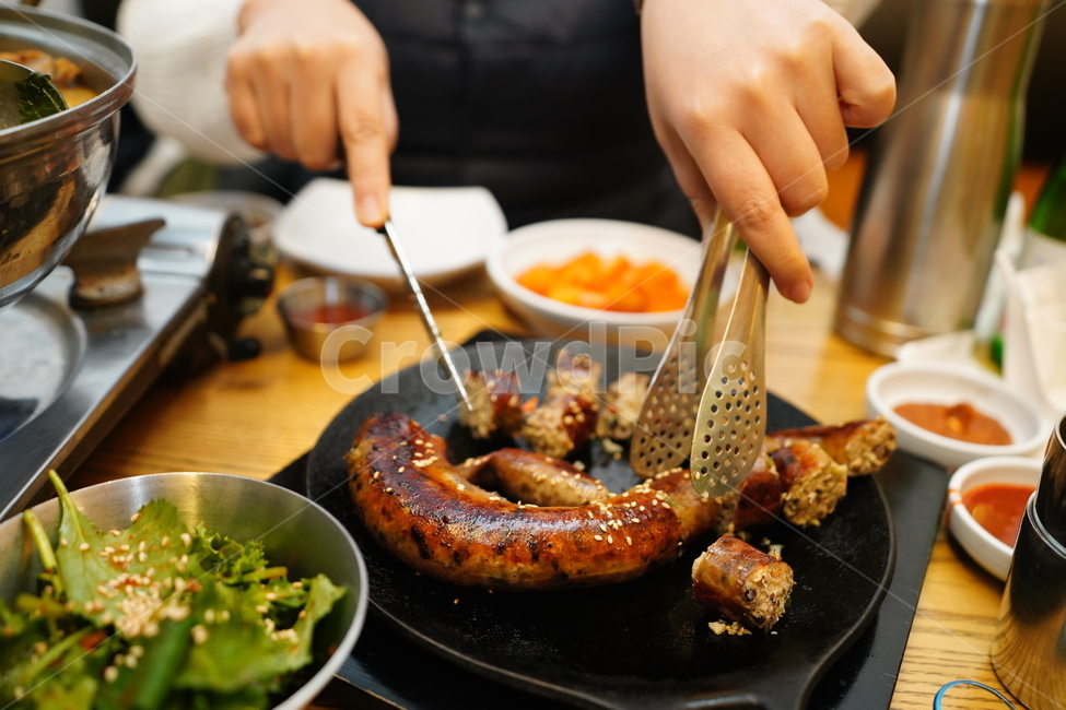 순대,순대스테이크,고기,육류,돼지,식사,간식,안주,먹거리,푸드,food,한식,한국식,음식,먹방,접시,육식,요리,사람,인물,인간,human,person,신체일부,몸,body,음식,식재료,요리,food,cook,meal,dishes,food reserves,육류,고기,meat,한식,한국음식,한국요리,korean food,korean dishes,korean meal,korean cook