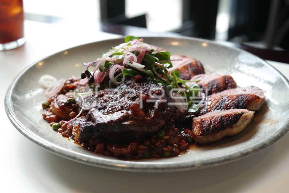 오리,오리고기,오리다리,스테이크,양념,소스,가니쉬,가슴살,레스토랑,레시피,메뉴,슬라이스,맛있는,구이,육류,고기,접시,그릇,음식,식사