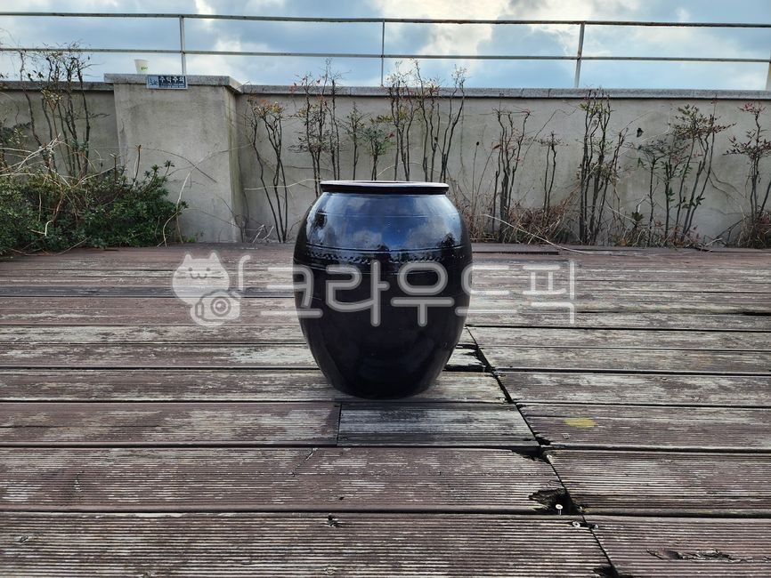 도자기,재떨이,갈색항아리,갈색도자기,나무데크,정원,목재