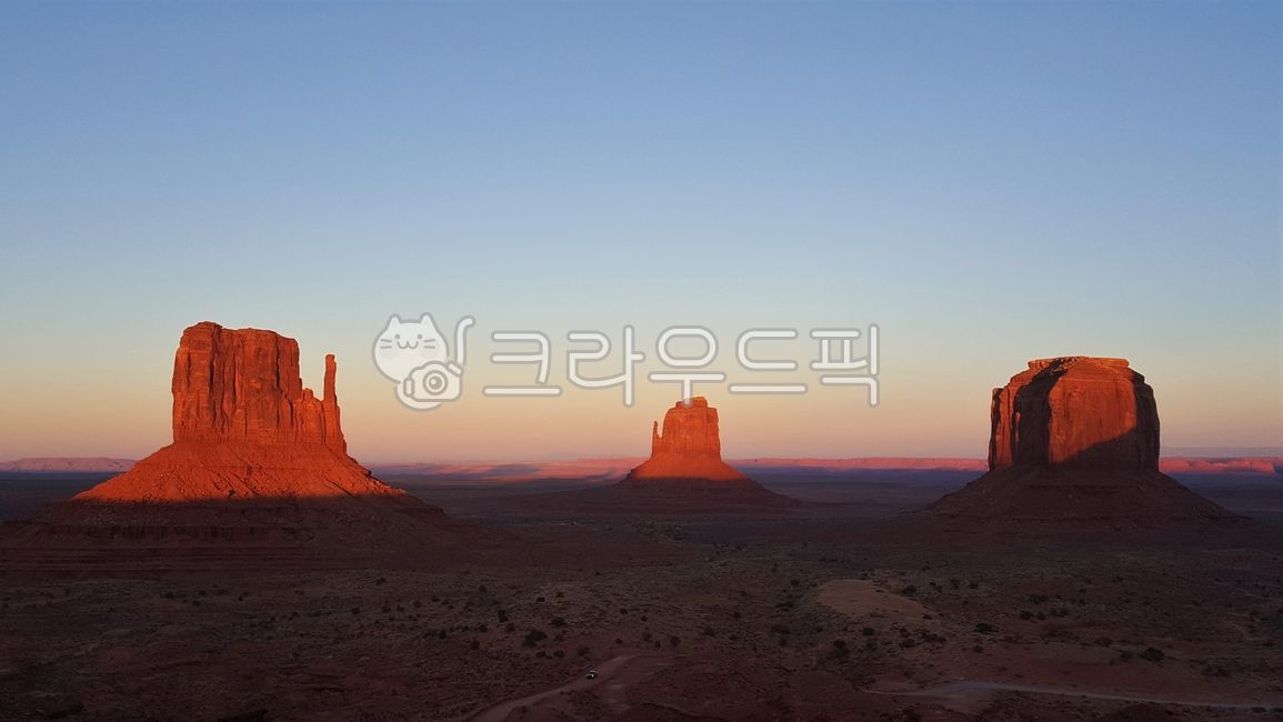 미국,미국서부,모뉴먼트밸리,석양,일몰,노을,노을빛,석양빛,광활한전경,광야,신기한바위,바위,노을뷰,일몰뷰,석양뷰,일몰풍경,석양풍경,노을풍경,미국풍경,배경화면,바탕화면,돌
