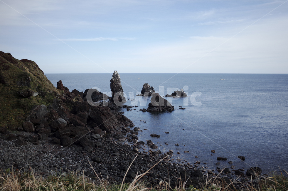 blue,sky,ocean,sea,water,바다,푸른하늘,하늘,푸른바다,shoreline,해안선,자연,해변,stone,beach,섬,돌섬,돌,자연,풍경,nature,landscape