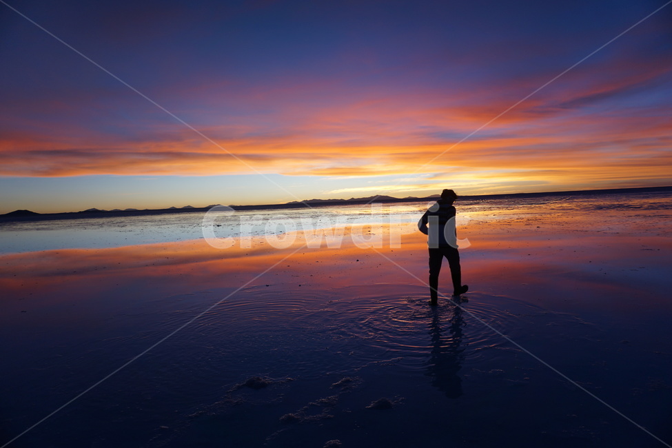 반영,노을,일몰,인물,웅덩이,조화,빛,환상,우유니,소금사막,relection,sunset,water,combination,light,fantastic,uyuni,saltdesert,색감,덧없음,허탈함,자연,풍경,nature,landscape,인물실루엣,사람실루엣,character silhouette,human silhouette,standing,서 있는,human,인간,person,사람,outdoors,옥외