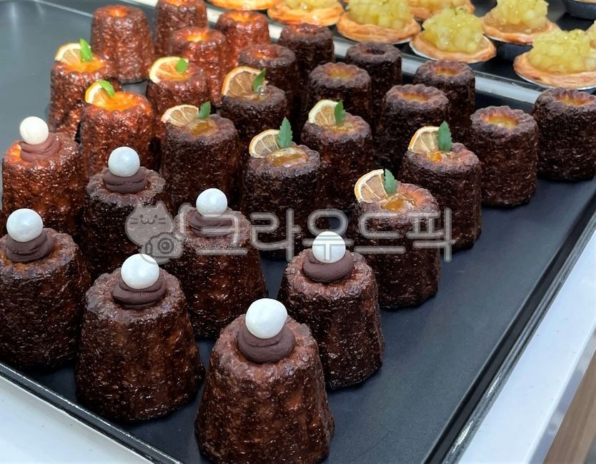 bread,dessert,canel,food