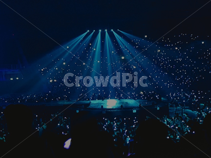 콘서트,불빛,관객,공연,축제,관중,무대,무대조명,열기,빛,퍼포먼스,조명,conert,light,lighting,festival,performance,show,audience,축제,행사,festival,carnival,event