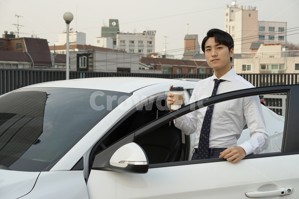 운전,차,차량,자동차,남자,남성,사람,직장인,출근,커피,카페인,피곤,운전자,주차장,여유,정장,사람,인물,인간,human,person,남성,남자,man,male,교통,교통수단,traffic,transportation,비즈니스,사업,business,service,work