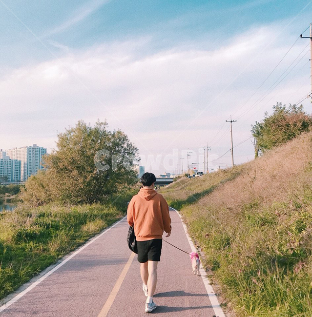 산책,강아지,애견,봄,코디,사람,인물,인간,human,person,남성,남자,man,male