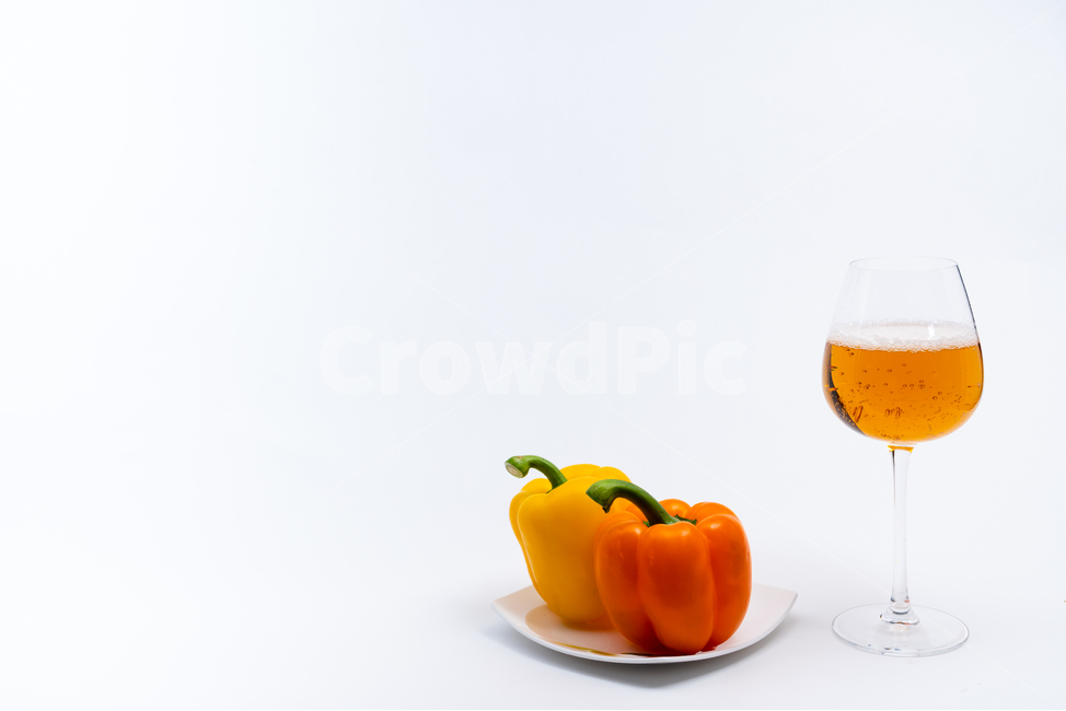 접시,그릇,도자기,와인잔,유리잔,투명한,배경,주황색,노란색,녹색,하얀색,채소,야채,식재료,다이어트,건강한,칼로리,식단,안주,알콜,주류,차가운,담백한,딱딱한,쥬스,항산화,정돈된,농사,깨끗한,수분,정물,스튜디오,접사,음식,비타민,반찬,파프리카,맥주,탄산,거품,채소,야채,vegetables,술,주류,alcohol,사물,물건,오브젝트,thing,object,matter