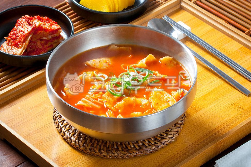 수제비,김치,김치수제비,얼큰수제비,점심,식사,점심식사,별미,한국음식점,요리,밀가루,밀가루요리,한국요리,음식점,한식,전통음식,민속음식,간편식,대파,밀가루음식,식당,food,음식,그릇,식재료,국물,대나무트레이,트레이