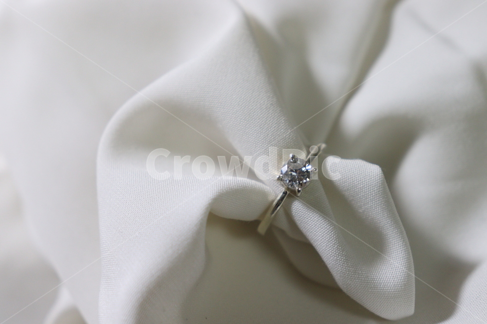 반지,accessory,커플링,웨딩반지,weddingring,jewelry,은반지,보석류,큐빅반지,ring,accessories,결혼,혼례,웨딩,wedding,marriage,marry,기념일,축하,anniversary,congratulation,celebrate,celebration,사물,물건,오브젝트,thing,object,matter