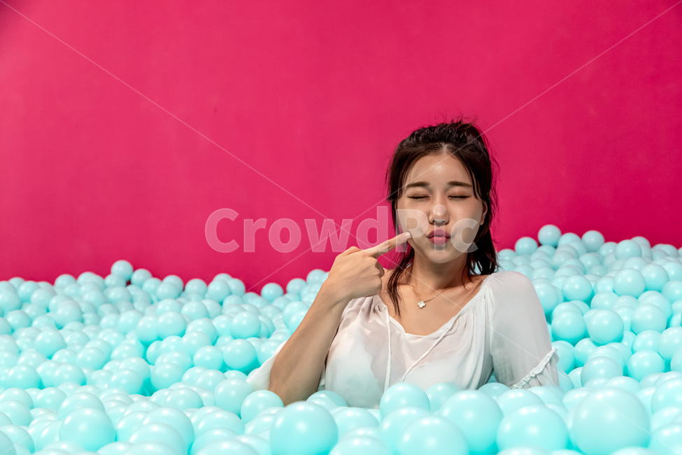 파티,새해,연말,축제,생일,공,ball,sphere,구체,즐거움,환희,기쁨,행복,사랑,활기,축하,볼풀,여성,동양인,아시아인,젊은여성,귀여움,아름다움,화장품,광고,디자인,스튜디오,볼풀장,컬러풀,컬러,핑크,블루,여자,휴가,연휴,축일,사람,얼굴,기념,woman,female,young,person,blue,pink,colorful,studio,beautuful,cute,풍선,balloon,사람,인물,인간,human,person,얼굴표정,facial expression,face,여성,여자,woman,female,lady