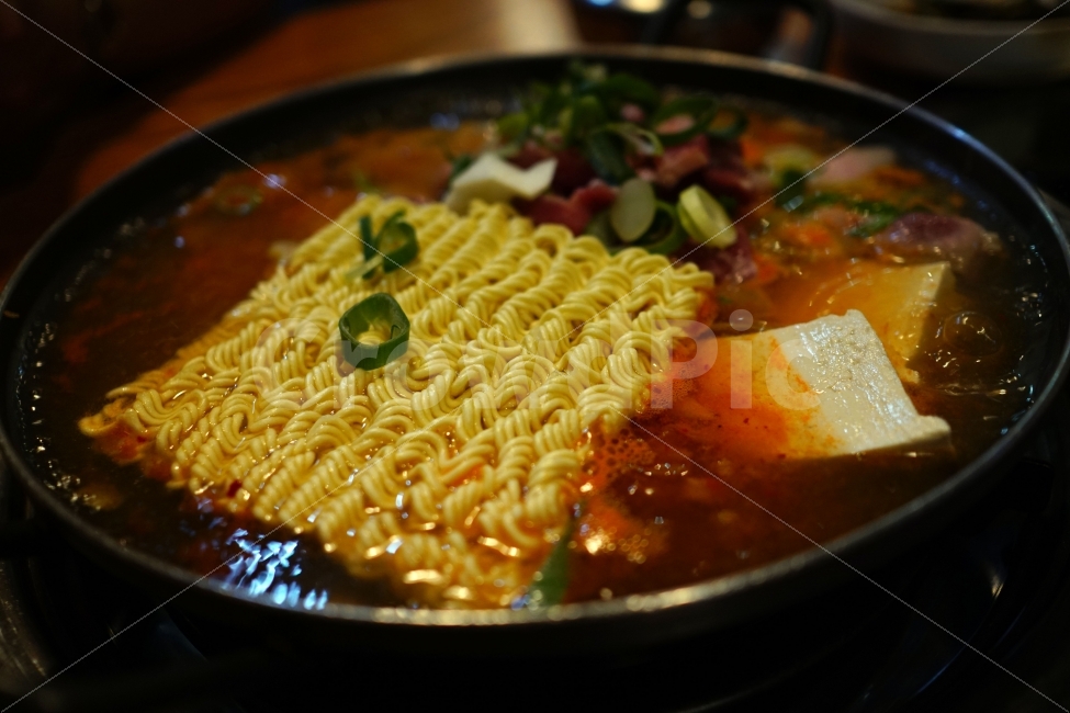 김치찌개,라면,두부,국물,음식,식사,한식,요리,조리,야채,양념,파,지글지글,보글보글,레시피,recipe,cook,noodle,meal,food,soup,vegetable,korea,한국,한국요리,한국적,한국적인,한국의,식당,버큼,얼큰한,얼큰하다,매운,맵다,이열치열,맛있다,맛있는,맛집,kimchi,음식,식재료,요리,food,cook,meal,dishes,food reserves,면류,면요리,noodles,한식,한국음식,한국요리,korean food,korean dishes,korean meal,korean cook