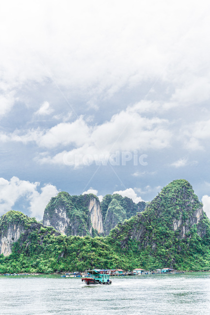 sky,cruise ship,nature,island,vietnam,boat,cloud,ocean,Halong Bay,sight,Tourist destination,Ship,world natural heritage