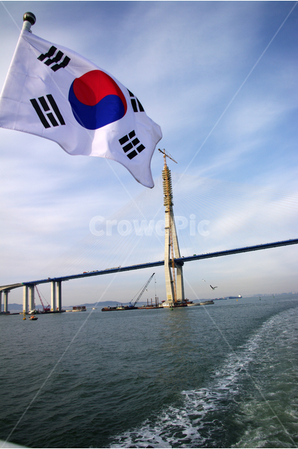 태극기,인천대교,대교,바다,sea,서해,푸른,하늘,도시,인천,한국,bridge,산업,industry,industrial,건설업,건축업,construction industry,건축물,건물외관,exterior,building,structure,architecture,construction