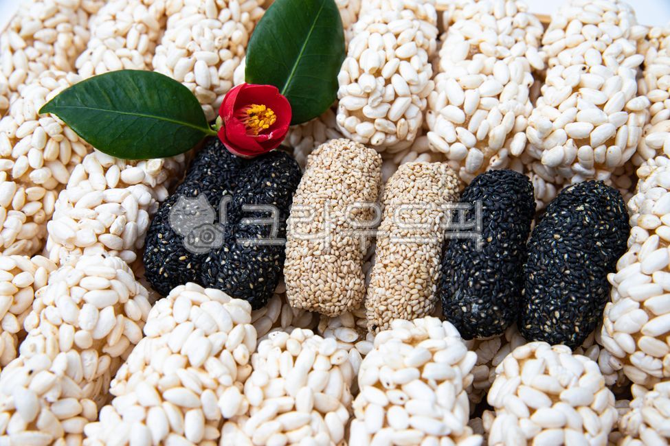 한과,유과,강정,과자,간식,깨강정,검정깨강정,명절음식,전통음식,설날음식,추석음식,영양과자,영양식,명절,설날,추석,음식,요리,맛있는,찹쌀과자,바구니,광주리,대나무바구니,함바구니,함통,박스,koreanswects,yugwa,gangjeong,gaegangjeong,holidayfood,holiday,traditionalfood,newyearadayfood,chuseokfood,food,cooking,snack,delicious,swettness,sweet,glutinousricecookies,thanksgiving,newyear,hamboobox,box,shipbox,basket,namper,동백꽃,camellia,꽃,flower