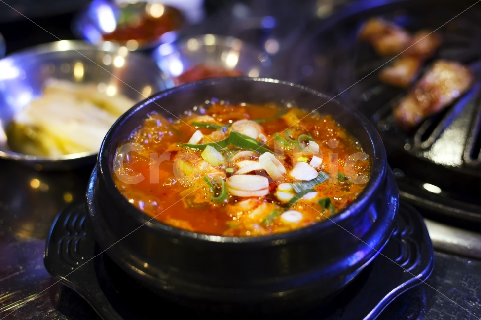 김치,찌개,김치찌개,뚝배기,그릇,냄비,보글보글,안주,음식,식사,밥,국,요리,푸드,한식,저녁,외식,식당,회식,끓고있는,맛있는,매운,매콤한,고기집,반찬,일상,끓다,테이블,파,마늘,양파,붉은,검은,술,돼지고기,생고기,한국음식,음식점,고추가루,대중음식,집밥,전통,두부,배추,배추김치,생활,음식,식재료,요리,food,cook,meal,dishes,food reserves,한식,한국음식,한국요리,korean food,korean dishes,korean meal,korean cook