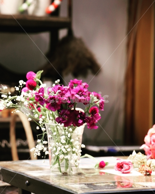 꽃,플라워카페,꽃병,자연,꽃꽂이,조명,식물,자연,plants,nature,꽃,flower,실내용화초,화분,화초,house plant,인테리어,실내디자인,interior design