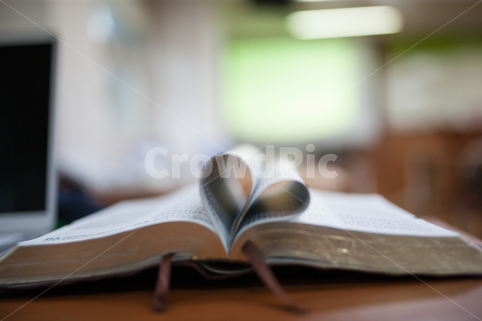 bible,book,성경,성경책,하트,감정표현,기분,feeling,emotion,종교,신앙,religion,belief,faith,사물,물건,오브젝트,thing,object,matter,연출,컨셉,콘셉,direction,concept
