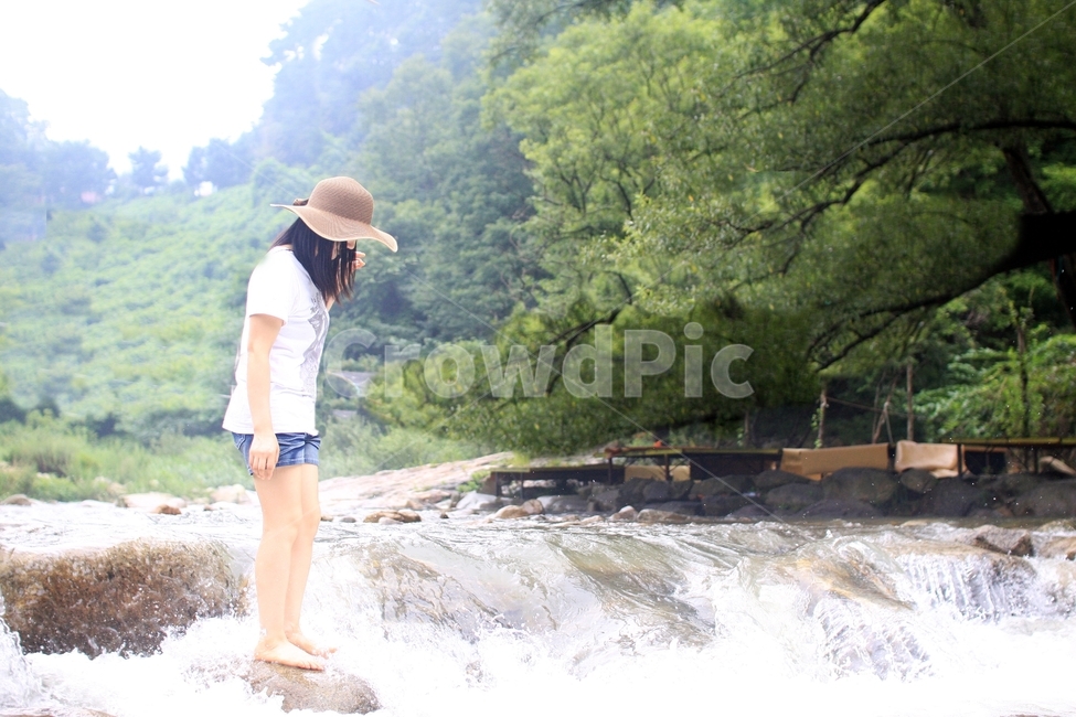 계곡,여자모델,여름휴가,물,사람,시원한,아름다운,멋진,발담구기,여름,계절,summer,season,사람,인물,인간,human,person,여성,여자,woman,female,lady,여행,휴가,traveling,vacation,trip,shorts,반바지