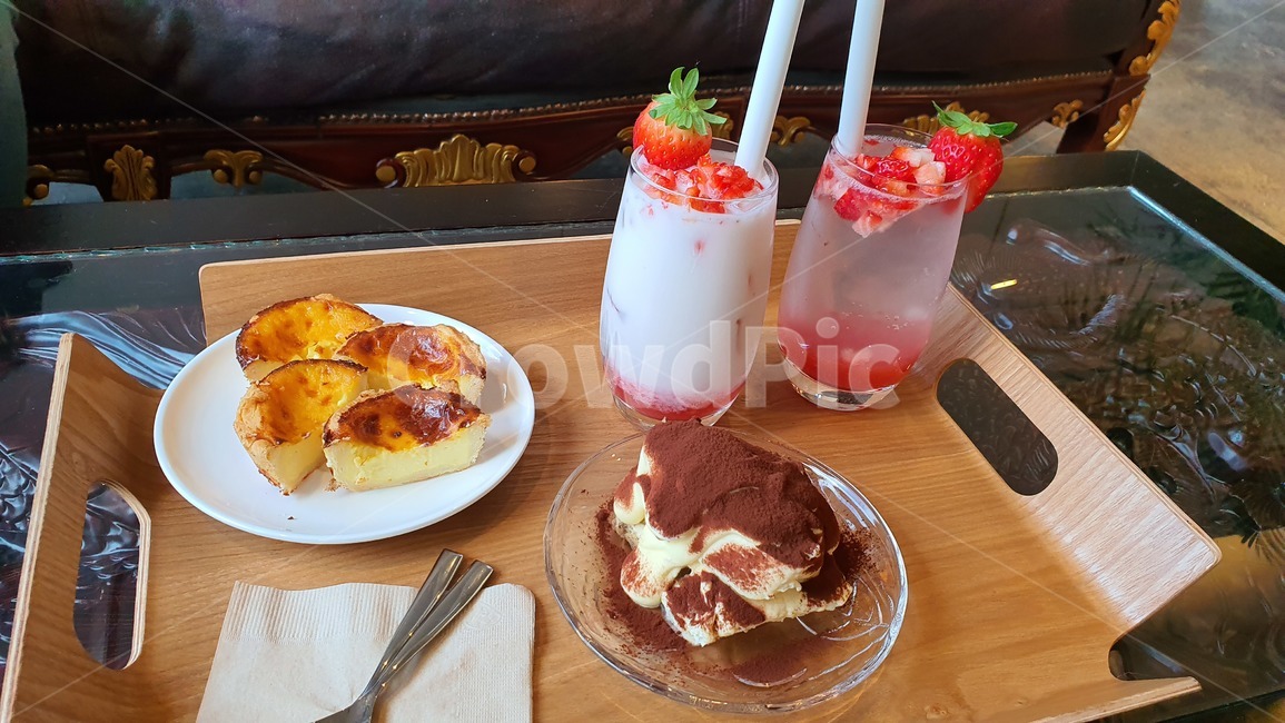 딸기,딸기우유,딸기에이드,디저트,에그타르트,티라미수,카페,cafe