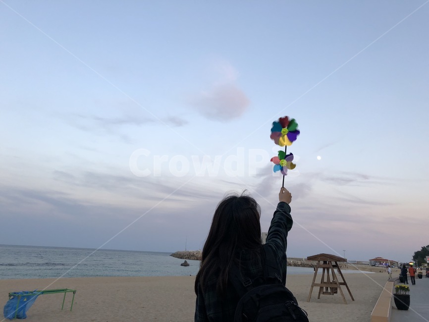 바다,여자,여행,뒷모습,인물,배낭,백팩,하늘,파도,파란색,바람개비,알록달록,감성,배경