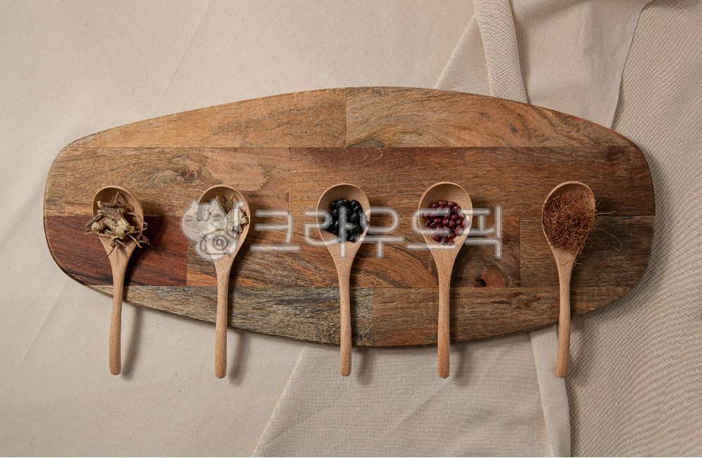 medicine,Raw materials,burdock,corn stubble,red bean,raw material,diet,wooden cutting board,herbal medicine,wooden spoon,bean,healthy tea