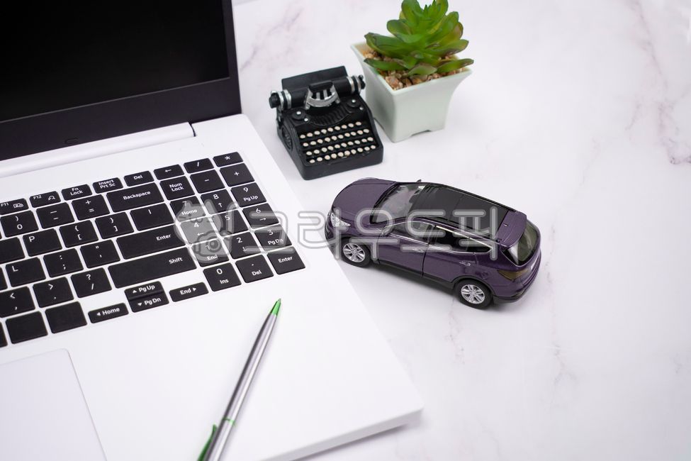 보험,금융,비즈니스,세금,자동차보험,영업,교통수단,자판,업무,데스크,모니터,펜,연결,노트북,모형,미니어처,바퀴,작업,장난감,지프,컨셉,컴퓨터키보드,타이어,회사,차,교통,차량,자동차