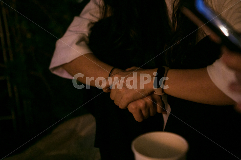 person,사람,인간,human,손,손깍지,팔찌,시계,손목,고독함,외로움,쓸쓸함,우울함,슬픔,lonely,solitary