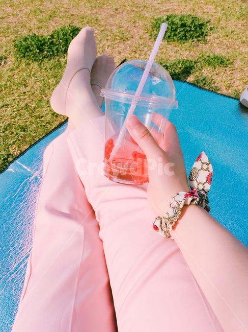 한강,나들이,소풍,피크닉,돗자리,잔디밭,음료,가을,데이트,picnic,휴식,힐링,친구,다리