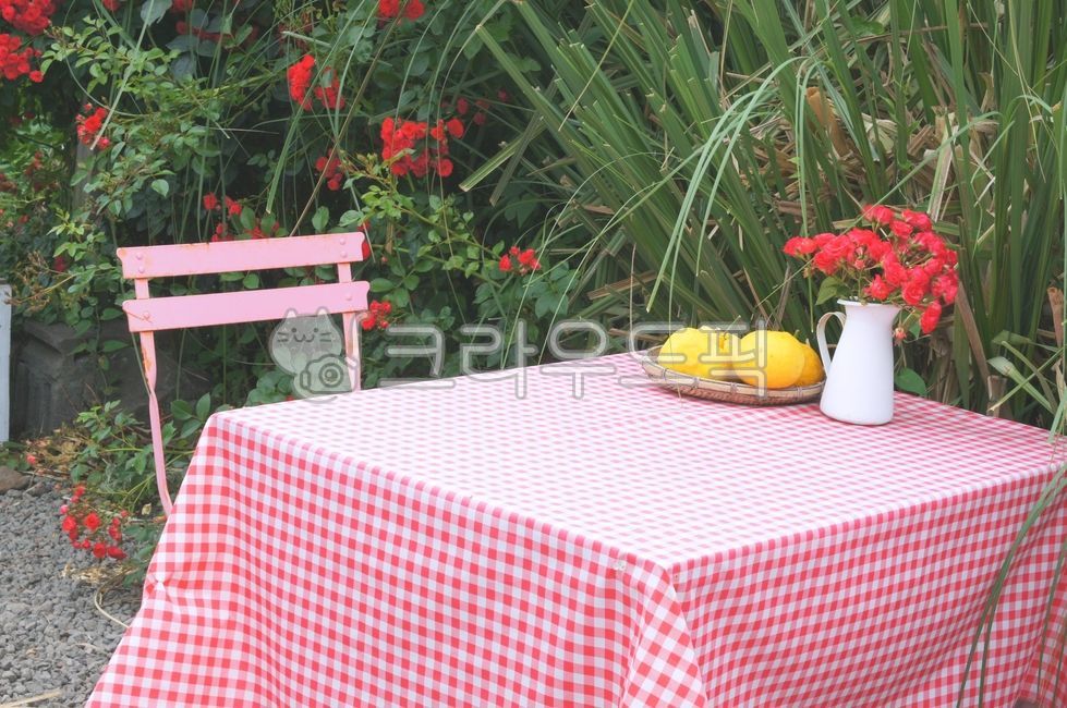 tablecloth,chair,linen,diningtable,table