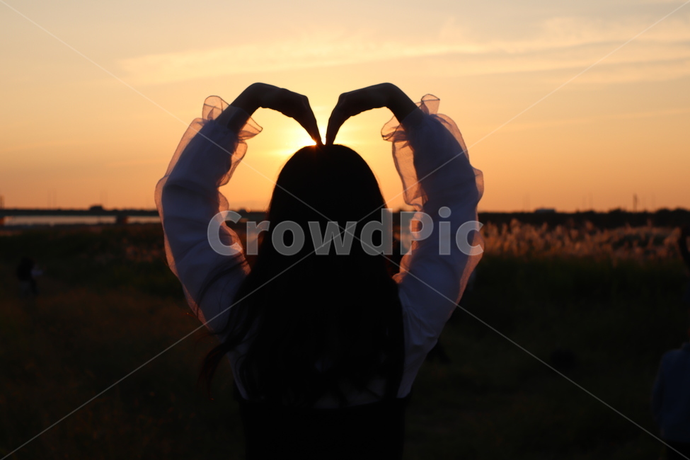 노을,감성,하트,하늘,sunset,뒷모습,대저,사람,인물,인간,human,person,여성,여자,woman,female,lady,감정표현,기분,feeling,emotion,인물실루엣,사람실루엣,character silhouette,human silhouette,outdoors,옥외,nature,자연