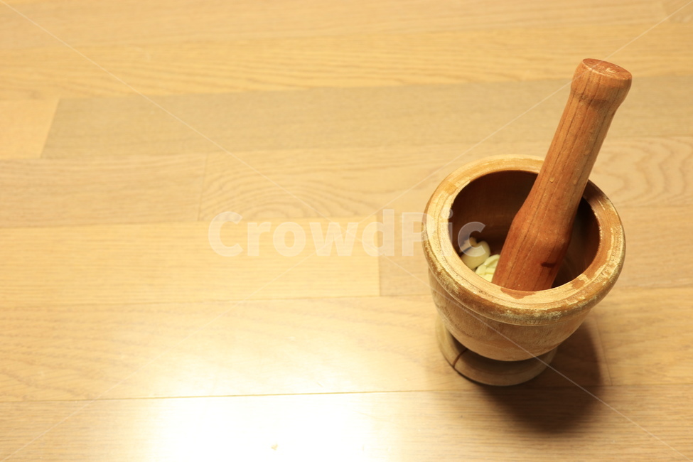 Grinding Garlic,mortar,cooking utensils,mortar and pestle,food